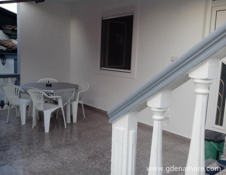 terasa za cetvorokrevetni  apartman 18m2
